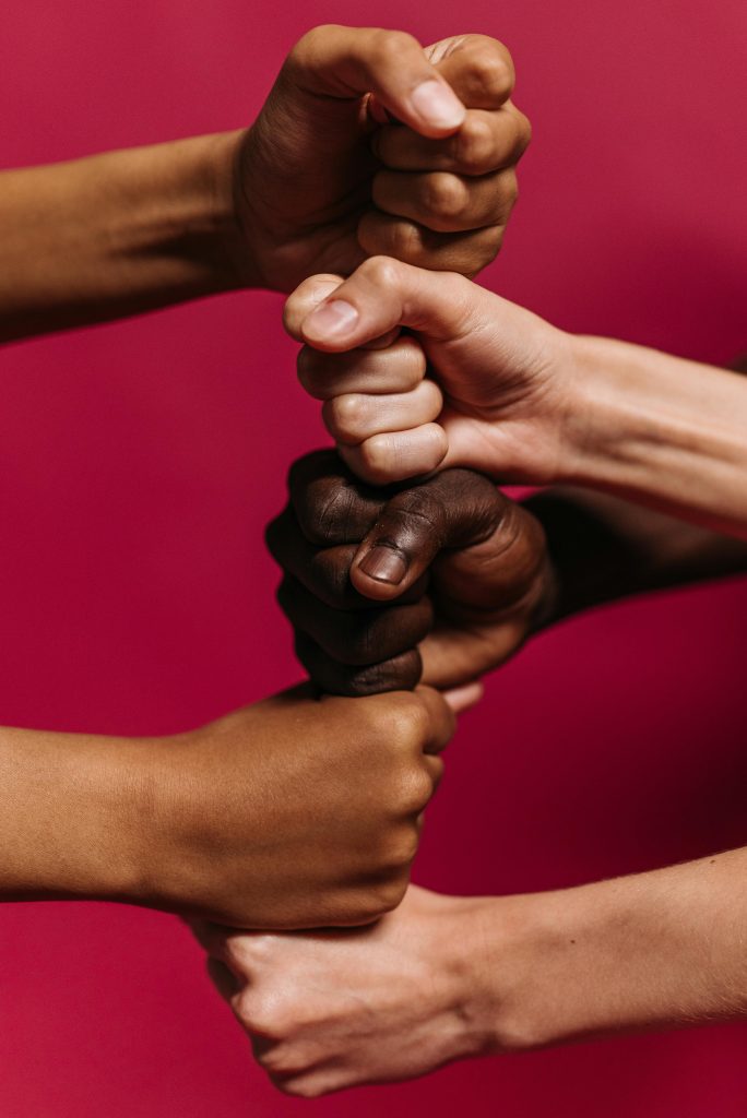 Illustration de la solidarité entre l'Afrique et sa diaspora, représentant des mains soudées.