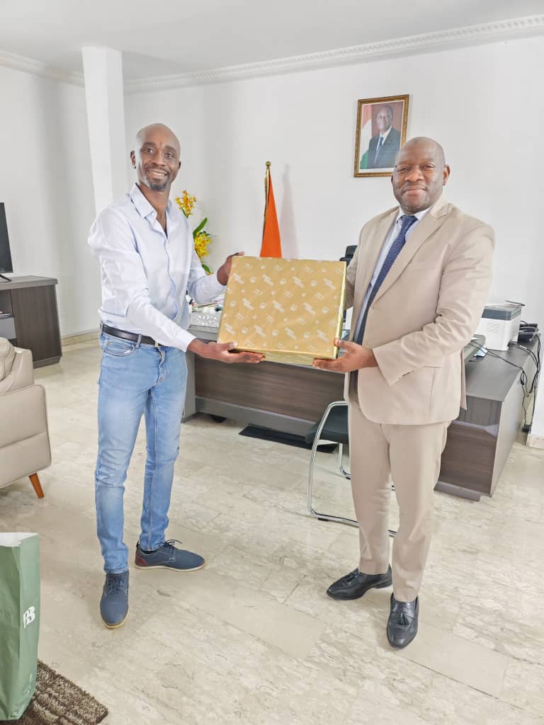 Photo de Karamoko Gaoussou, directeur général des ivoiriens de l'extérieur avec Mohamed Diarra, secrétaire général de l'Ordae (Organisation de la diaspora africaine en Europe), lors de la rencontre à Abidjan.