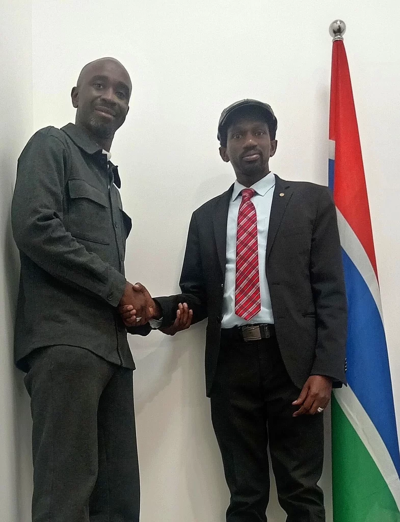 Mohamed Diarra durant la tournée diplomatique à l'ambassade. Co-solidarité africaine